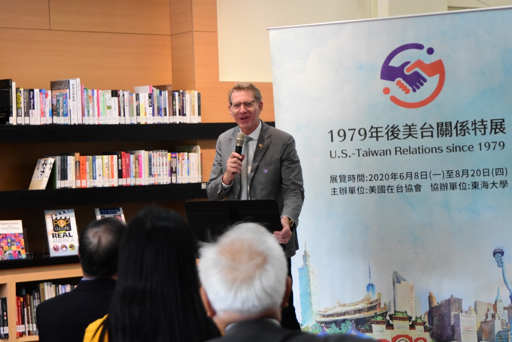 Randall L. Nadeau (Executive of Fulbright Taiwan)Francis Hu (Chair of the Department of Political Science) gives opening remarks